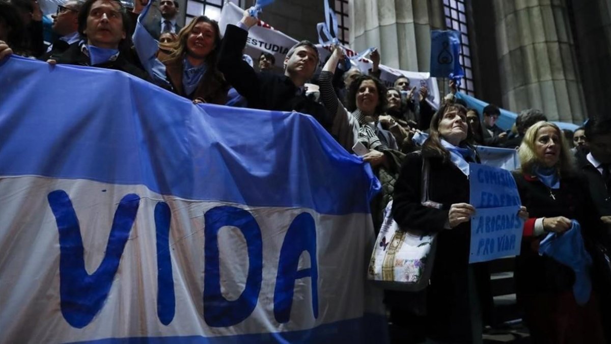 Decenas de personas contrarias a la legalización del aborto se manifiestan en Buenos Aires.-DAVID FERNÁNDEZ (EFE)