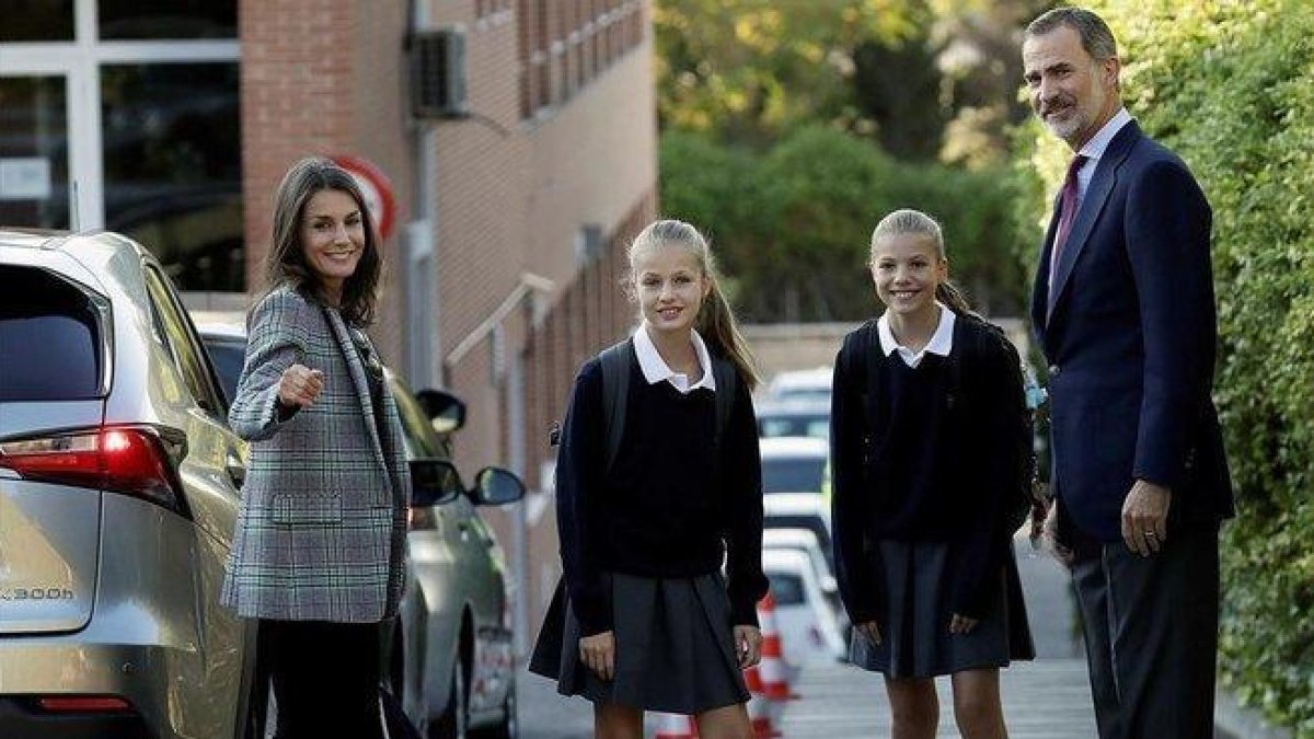 Los reyes han acompanado este miercoles a sus hijas en su primer dia de clase en el colegio privado Santa Maria de los Rosales de Madrid.-EFE