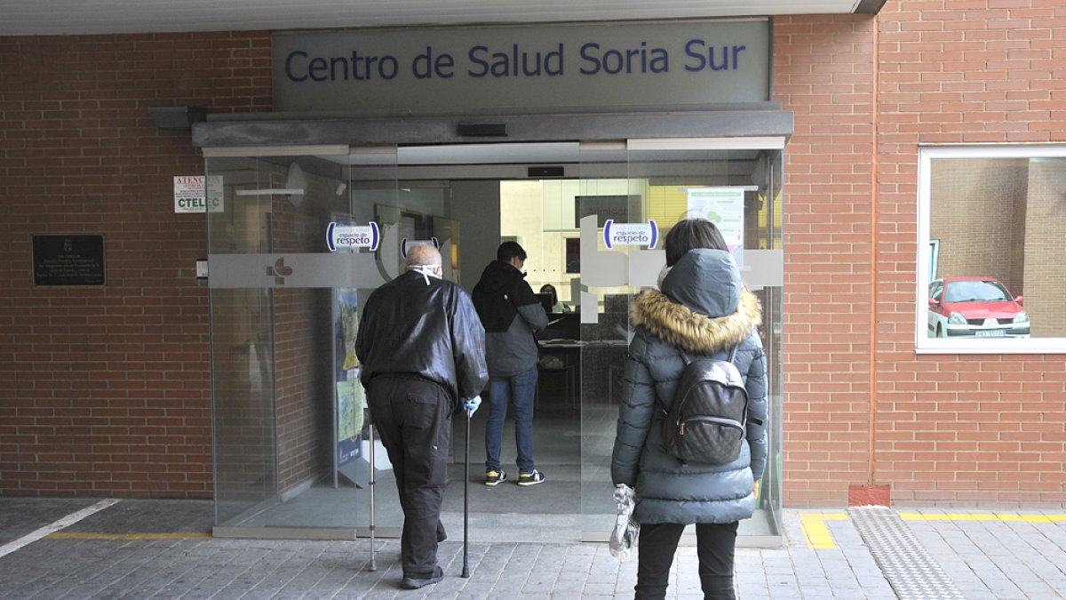 Cola en el acceso al Centro de Salud Soria Sur en una imagen de archivo. HDS