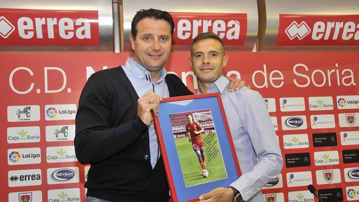 Ripa estuvo acompañado por Palacios en su despedida como jugador numantino y el club le entregó un cuadro con su imagen como recuerdo.-Valentín Guisande