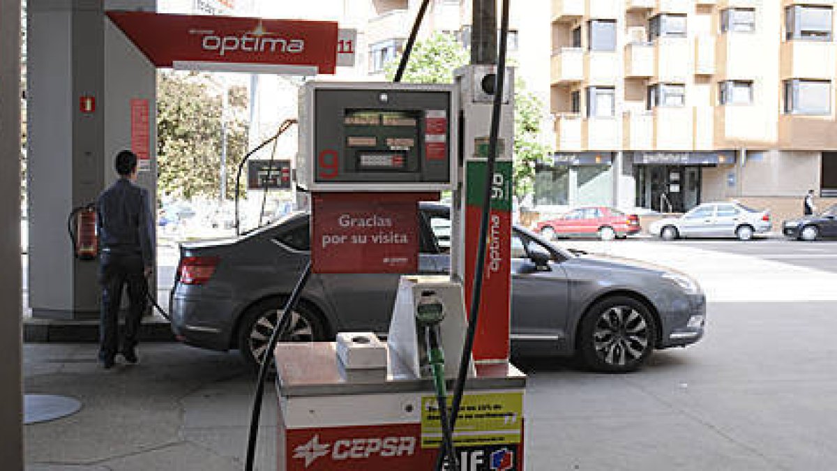 Una de las gasolineras de la capital. / VALENTÍN GUISANDE-