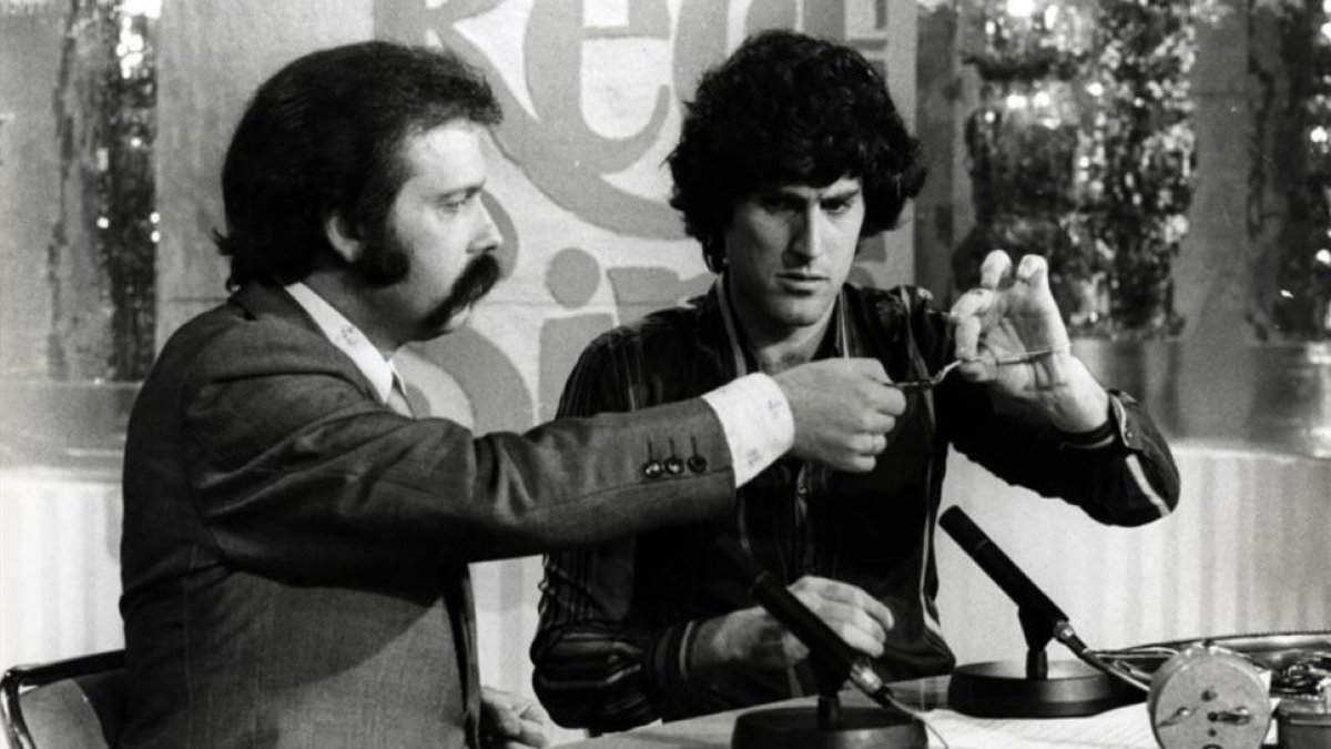 José María Íñigo, con Uri Geller en Directísimo. España, 1975-. / EL PERIÓDICO