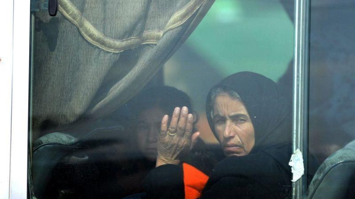 Una familia desplazados intenta regresar a sus hogares en Siria.-EPA