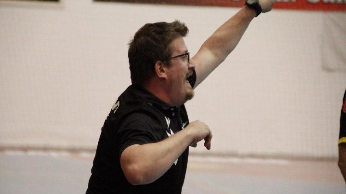 Jordi Lluelles en un partido de la pasada temporada dirigiendo al Financiera de Oviedo. HDS