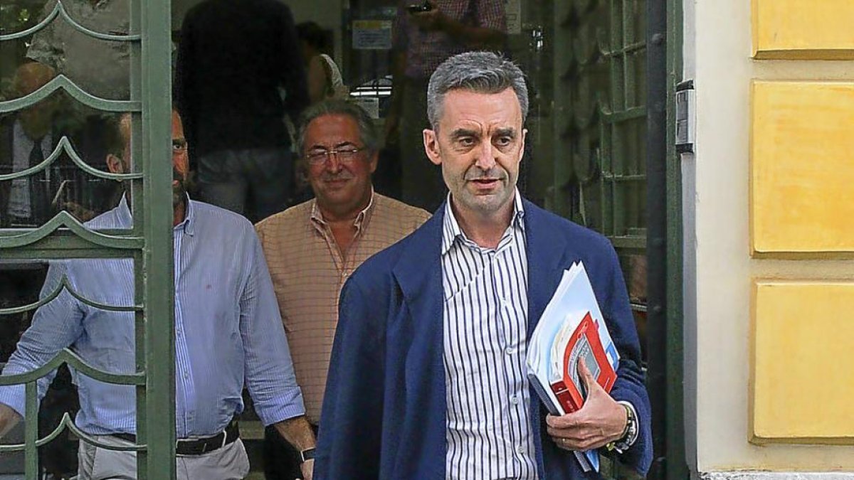 El comisario de aguas de la CHD, Ángel González, tras la reunión.-MIGUEL ÁNGEL SANTOS