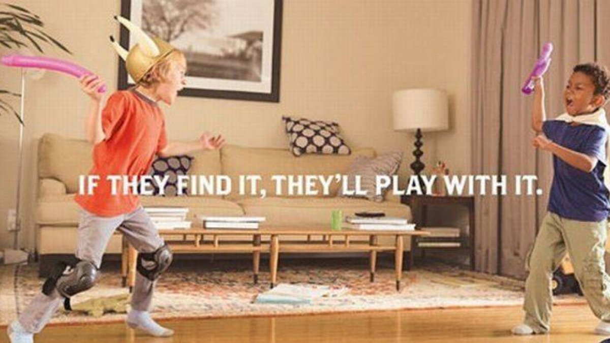Unos niños juegan a espadachines, en el campaña de Evolve.-