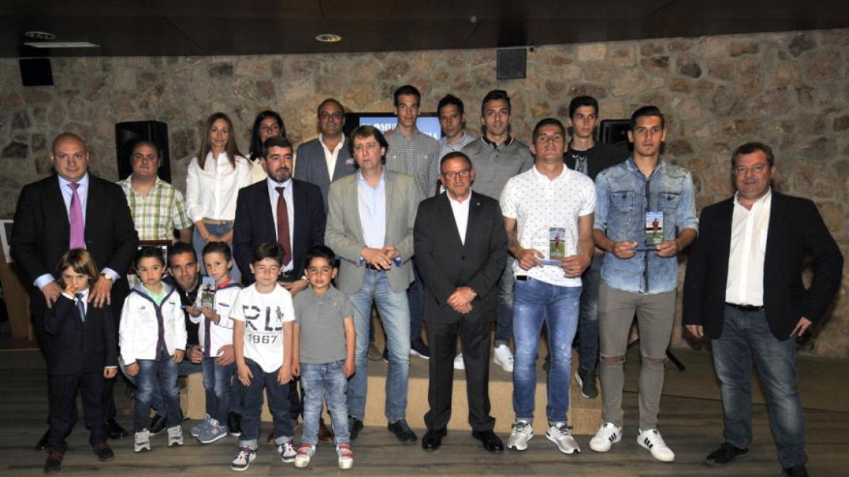 La tradicional foto de familia con los jugadores del Numancia más destacados de esta temporada y los patrocinadores de los trofeos ‘Aúpa Numancia’.-Valentín Guisande