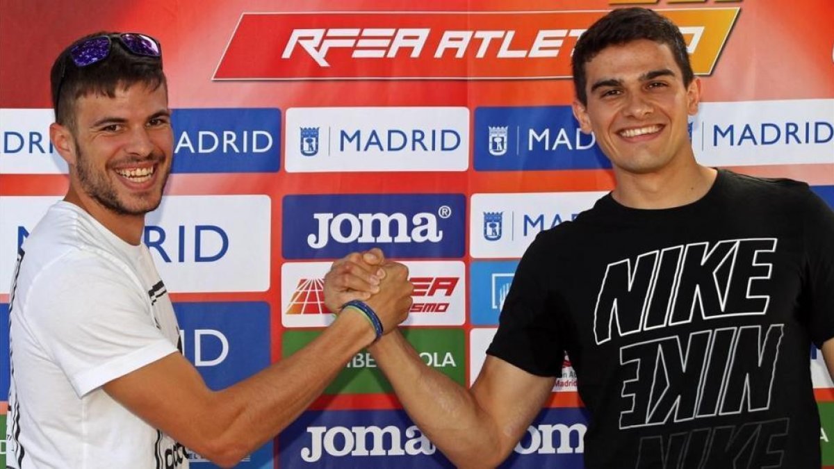 Husillos (izquierda) y Hortelano chocan manos en la presentación del mitin de Madrid-JJ GUILLEN
