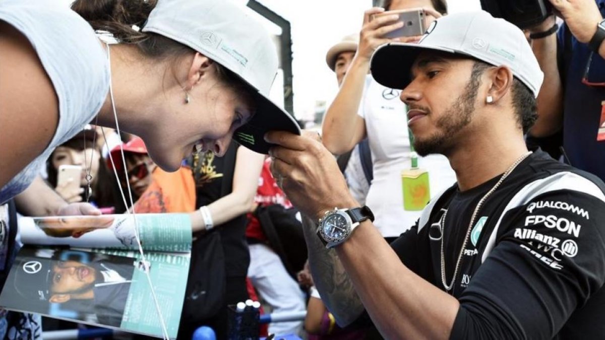 El británico Lewis Hamilton firma un autógrafo hoy en Suzuka (Japón).-EFE / FRANK ROBICHON