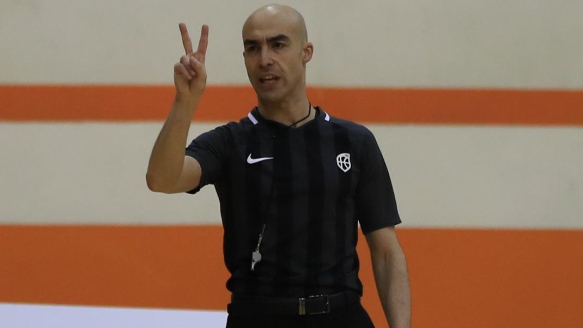 Álex Calvo dirigiendo un partido la pasada temporada. L. García