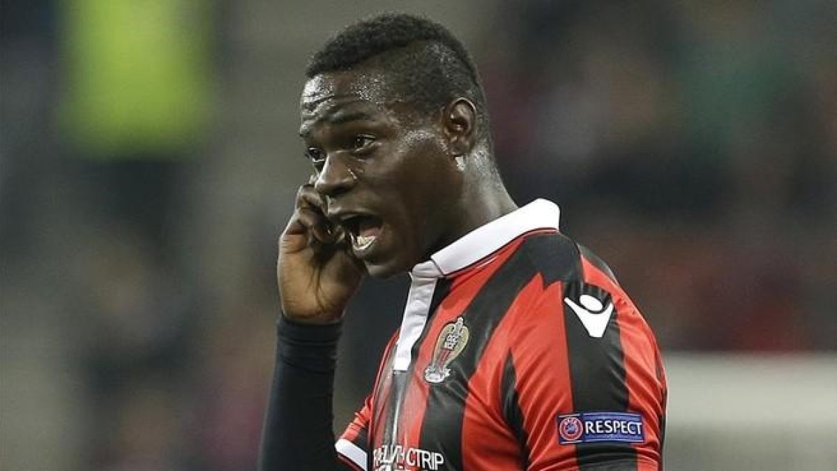Mario Balotelli, durante un partido con su ex equipo, el Niza.-AP / CLAUDE PARIS