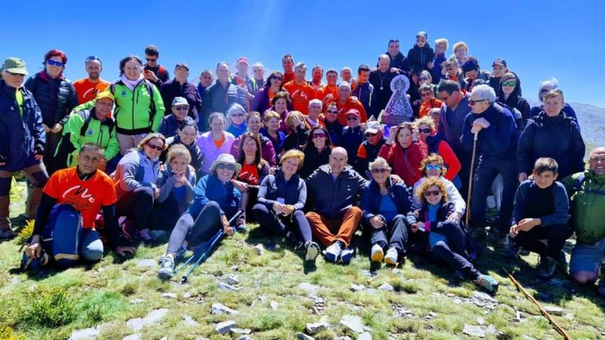 Grupo de agredeños que subió al Moncayo para colocar una imagen de la Virgen de los Milagros. Ayto. de Ágreda