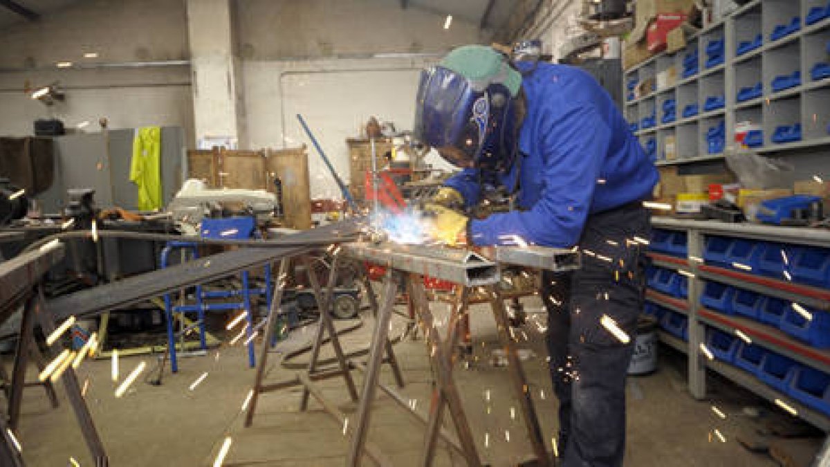 Un trabajor del Ayuntamiento ejerciendo su trabajo en el almacén municipal. / FERNANDO SANTIAGO-