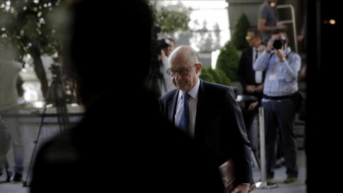 El ministro de Hacienda, Cristóbal Montoro, se dirige al hemiciclo, para defender el proyecto de Presupuestos Generales del Estado.-JOSÉ LUIS ROCA
