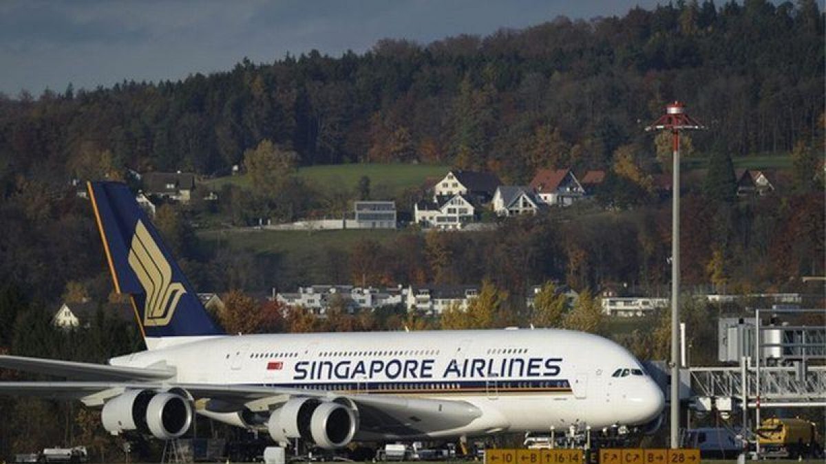 Un avión de Singapore Airlines, estacionado en el aeropuerto de Zurich.-STEFFEN SCHMIDT (AP)
