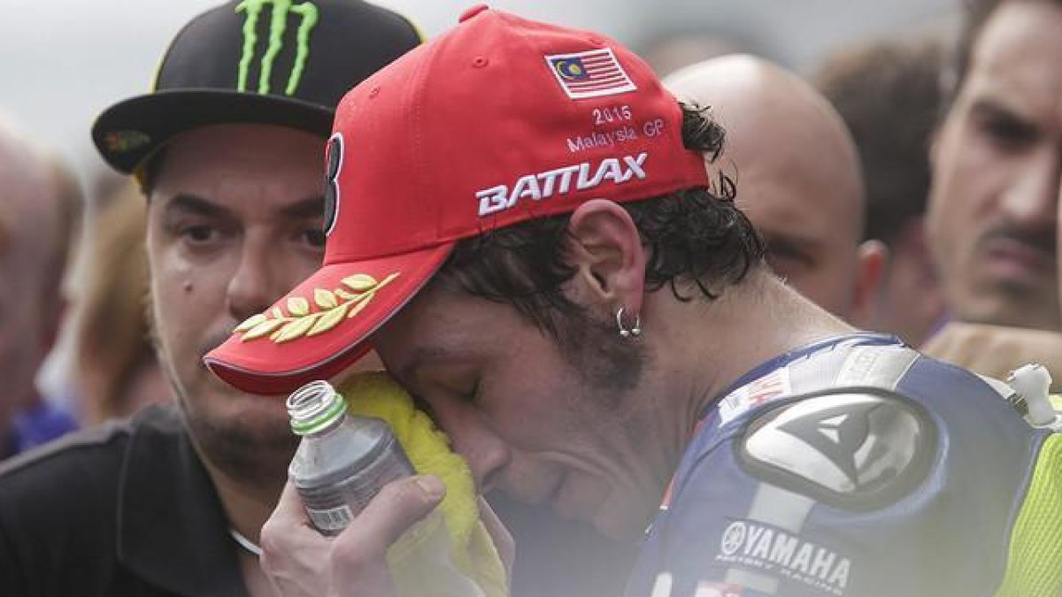 Valentino Rossi, en el 'corralito' de Sepang, tras el Gran Premio de Malasia.-EFE / FAZRY ISMAIL