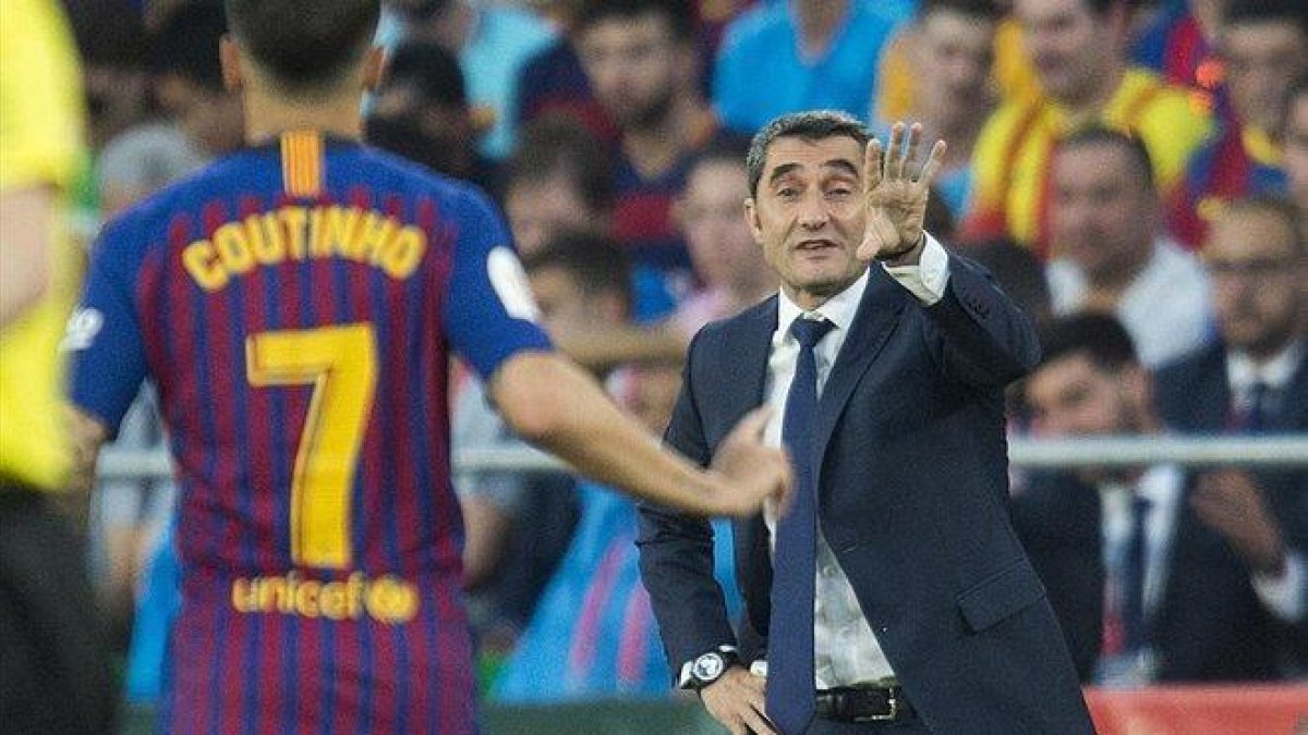 Ernesto Valverde se dirige a Coutinho durante la final de la Copa del Rey.-JORDI COTRINA
