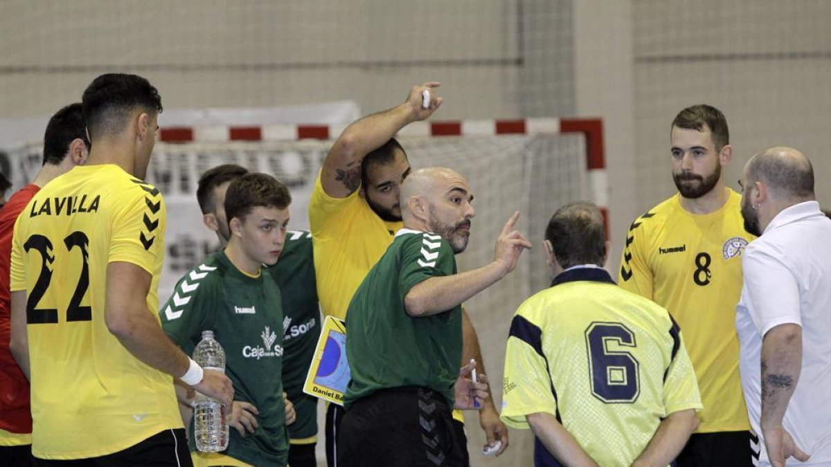 El técnico, Daniel Bandrés, da instrucciones durante un partido del BM Soria.-LUIS ÁNGEL TEJEDOR