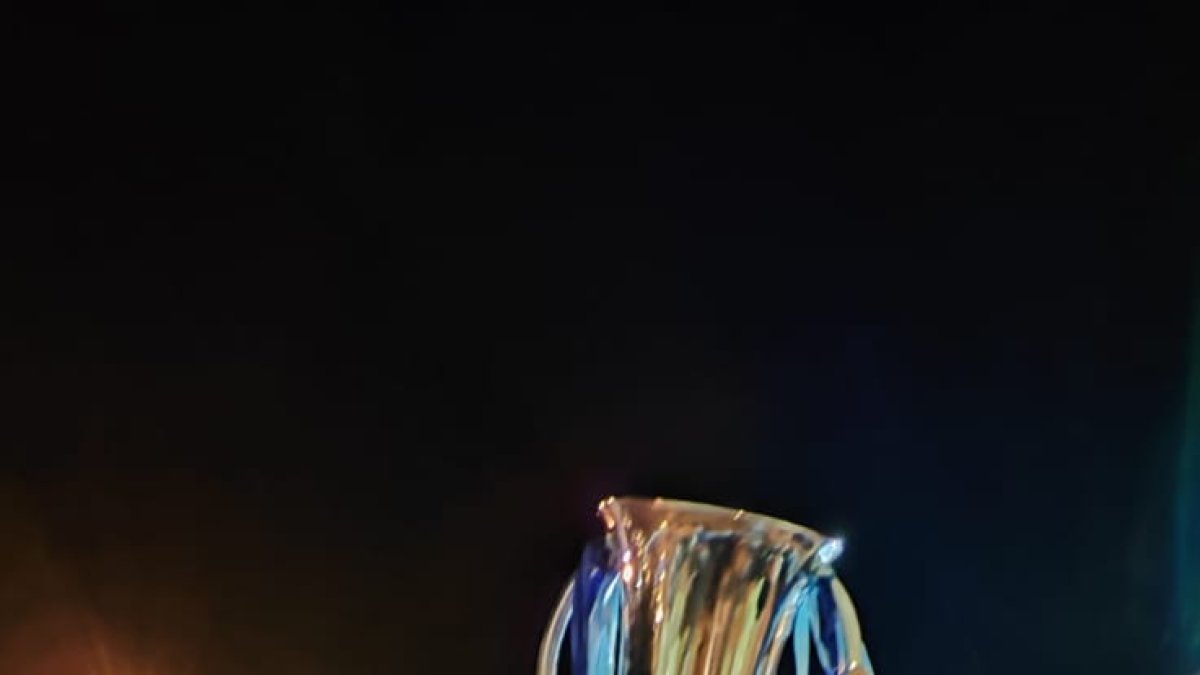 Manu Salvador ofrece la Copa del Rey desde el balcón del Ayuntamiento de Soria. HDS