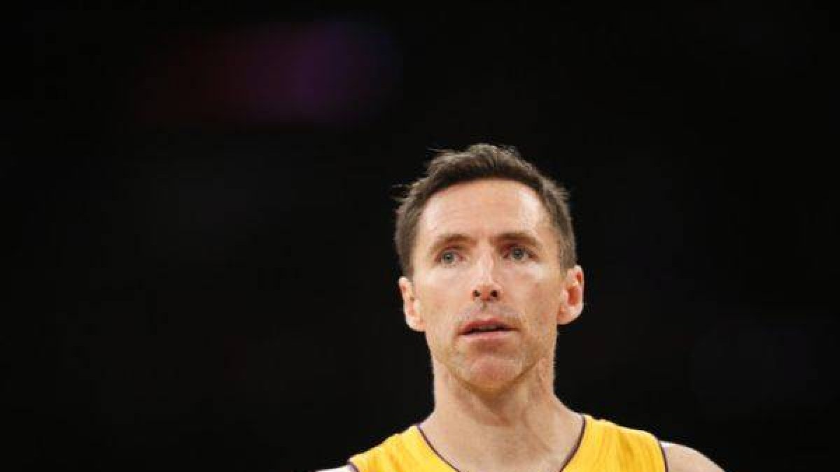 El jugador de los Lakers Steve Nash, durante un partido con los Portland Trail Blazers, en abril del año pasado.-Foto: AP / DANNY MOLOSHOK