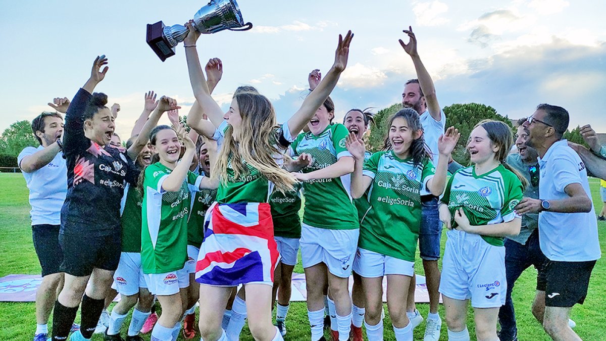 Las chicas del San José B celebran llevarse la Copa Diputación. HDS