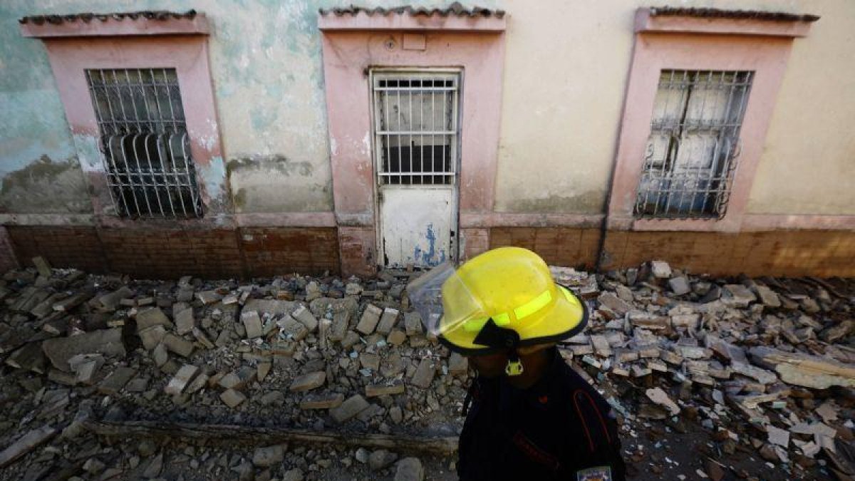 Un bombero venezolano.-AFP