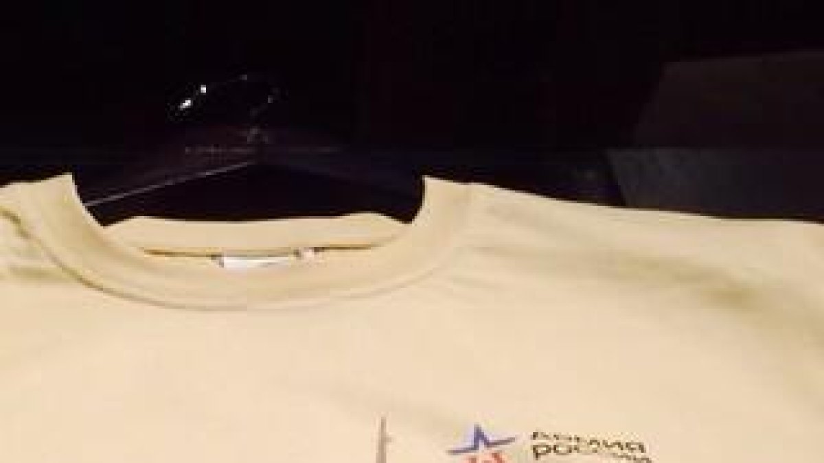 Camiseta con un avión de ataque ruso, uno de los modelos enviados por Putin a Siria.-