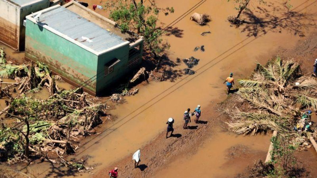 Las personas buscan refugio tras el paso del ciclón Idai en Mozambique.-REUTERS