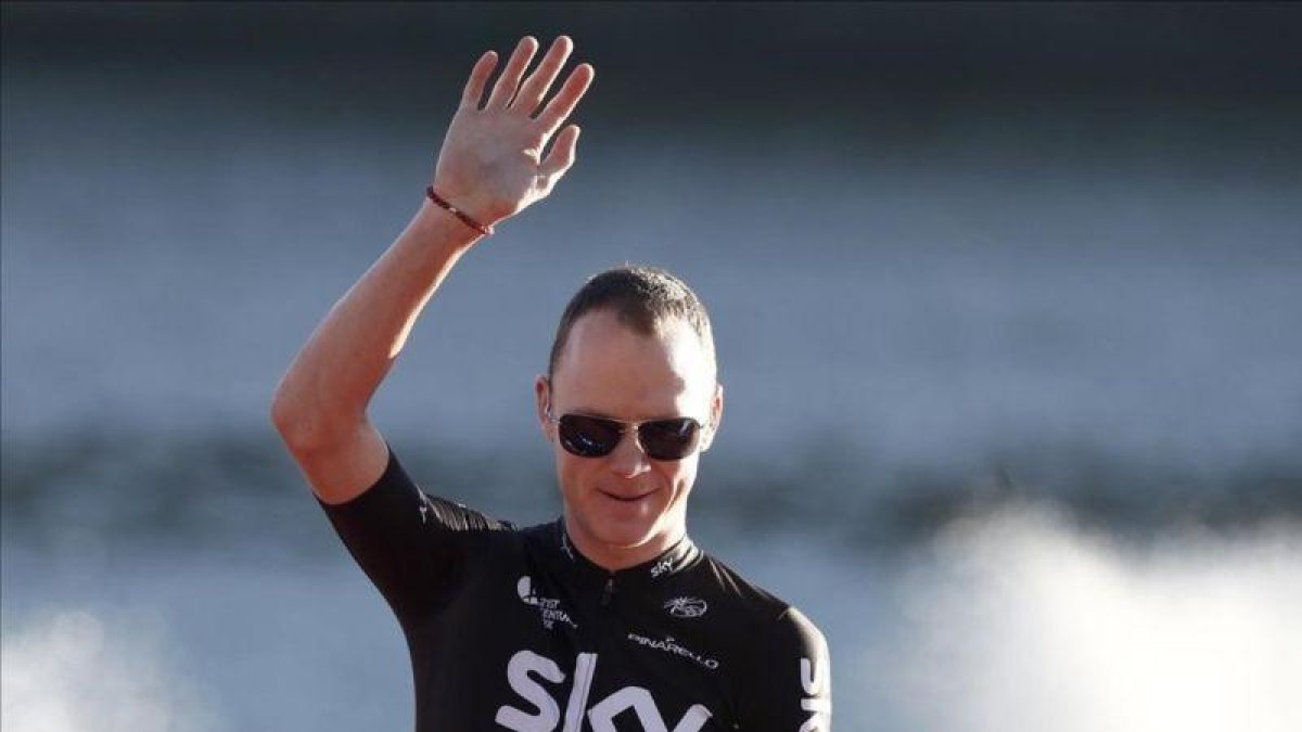 Chris Froome saluda al público durante la presentación de equipos de la Vuelta.-EFE / JAVIER LIZÓN
