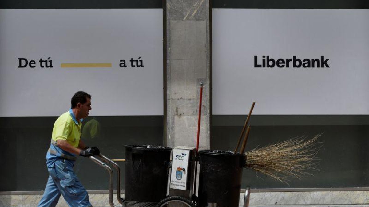 Oficina de Liberbank en Oviedo.-ELOY ALONSO (REUTERS)