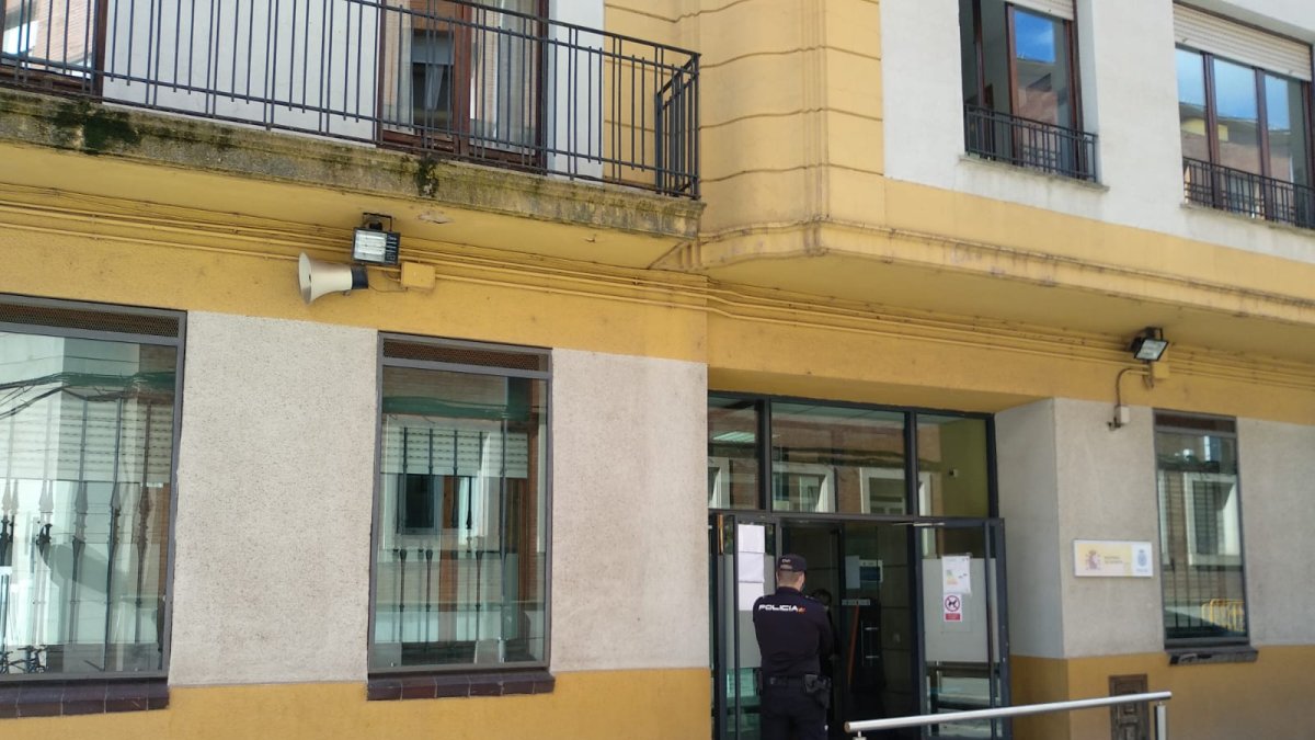 Agentes de la Policía Nacional, cuerpo que detuvo a una persona por amenazas y agresión sobre dos testigos de su juicio. HDS