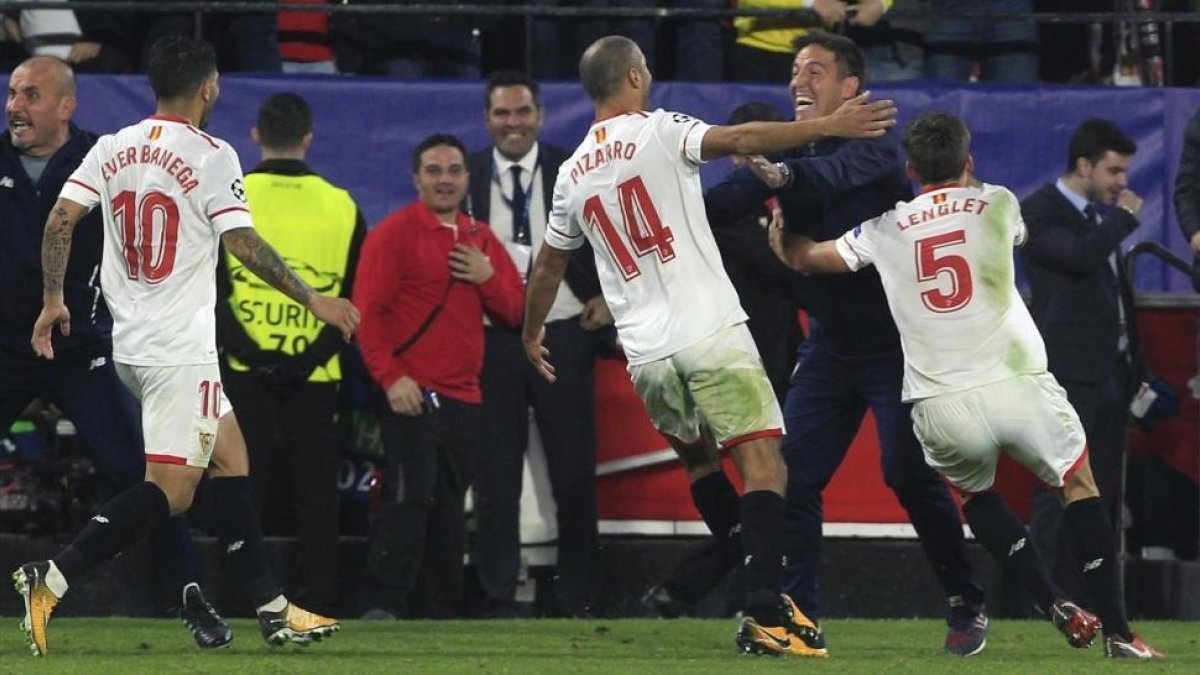 Los jugadores del Sevilla corren a abrazarse a Berizzo tras el empate (3-3) con el Liverpool, el martes por la noche.-AP / MIGUEL MORENATTI