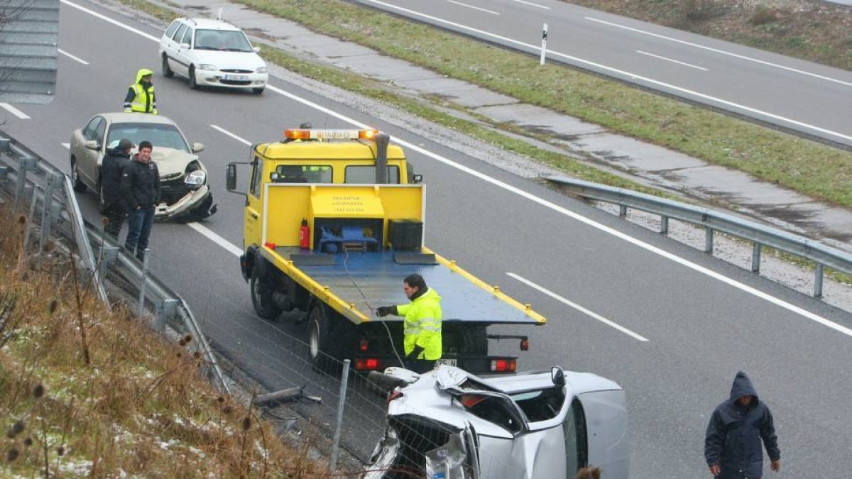 Imagen del último accidente ocurrido entre dos vehículos en la autovía A6 en la localidad de San Román de Bembibre (León)-Ical