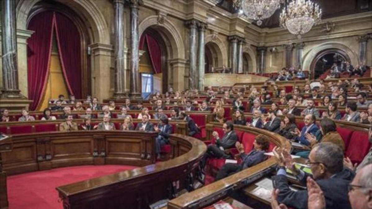Un pleno del Parlament, que ahora entra en el parón veraniego.-FERRAN SENDRA
