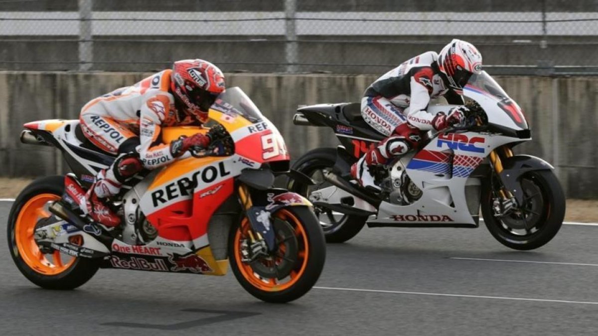 Marc Márquez y Fernando Alonso, con la Honda de MotoGP.-EFE / KIMMASA MAYAMA