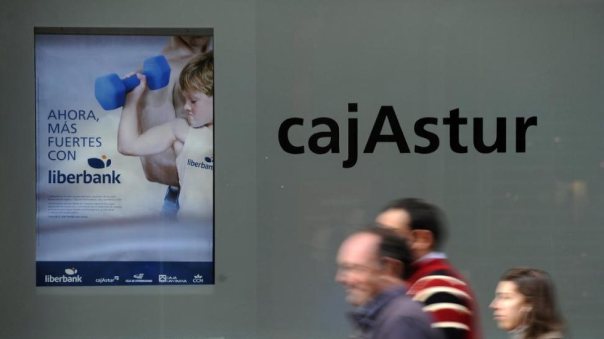 Una oficina de Cajastur.-ELOY ALONSO / REUTERS