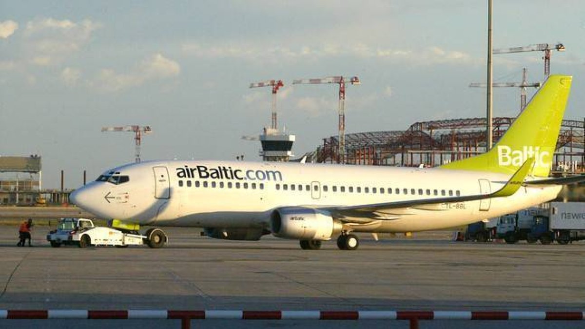 Un avión de la aerolinea Air Baltic, en el aeropuerto de El Prat, en el 2007.-Foto: ELISENDA PONS