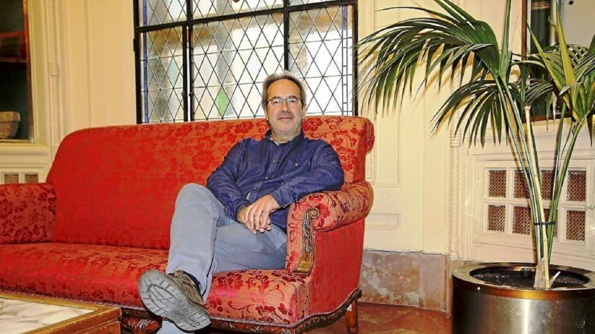 El alcalde de Zamora, Francisco Guarido, sentado en el sofá recién tapizado.-E.M