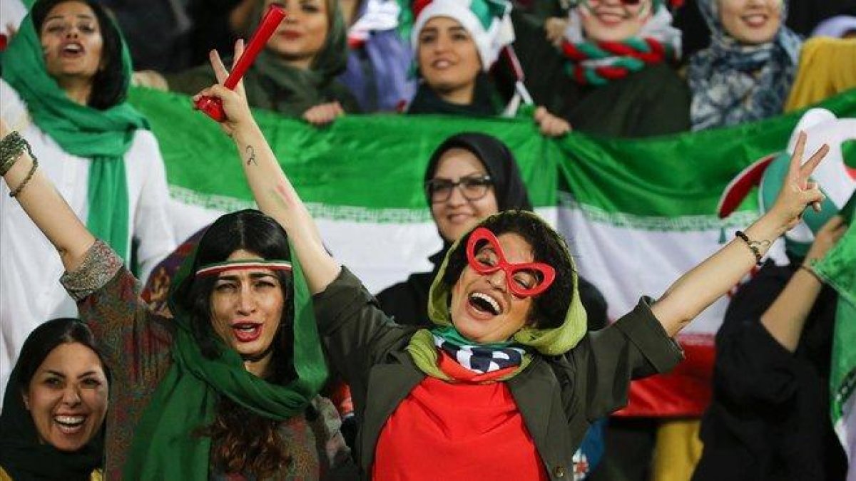 Unas seguidoras en Teherán, el jueves, en el partido entre Irán y Camboya..-