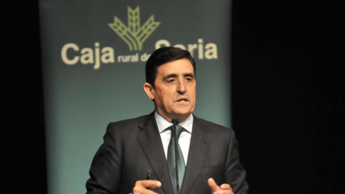 El presidente de Caja Rural, Carlos Martínez, ayer durante su intervención en el Foro Económico.-VALENTÍN GUISANDE