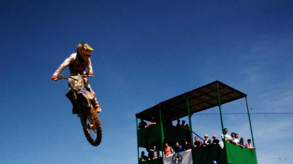 Un total de 125 pilotos participaron ayer en San Esteban en el Nacional de motocross.-Ana Hernando