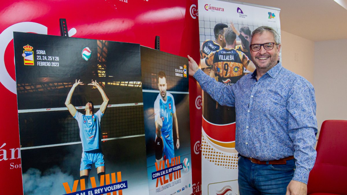 Alfredo Cabrerizo, con los carteles de la Copa del Rey de voleibol. MARIO TEJEDOR