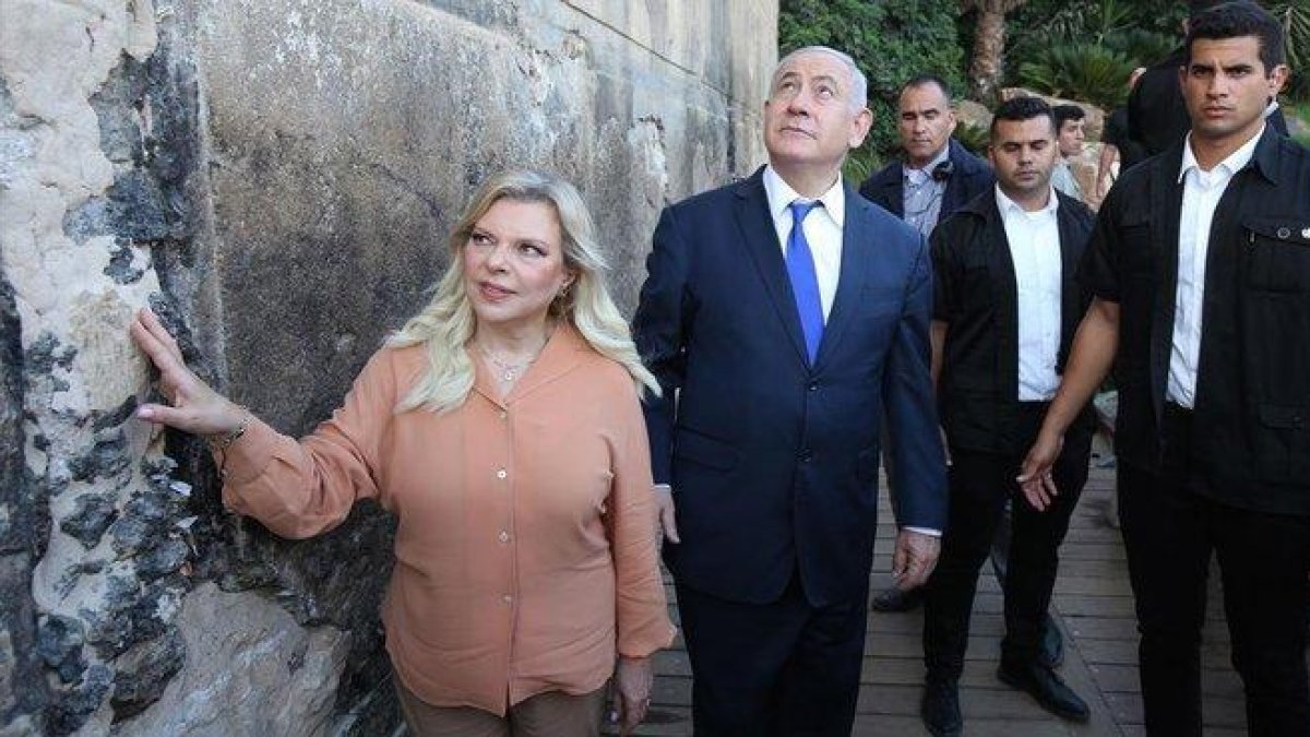 Netanyahu y su esposa en el exterior de la Tumba de los patriarcas.-EMIL SALMAN / AFP