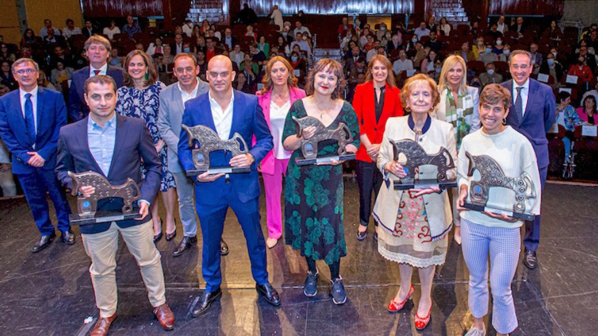 Los premiados en la gala de los Premios Numancia 2022 arropados por quienes les entregaron los galardones. MARIO TEJEDOR