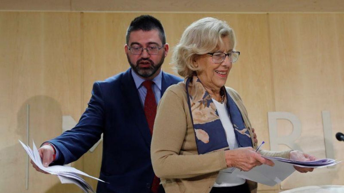 La alcaldesa de Madrid Manuela Carmena junto al delegado de Economía y Hacienda Carlos Sánchez Mato este miércoles.-JUAN CARLOS HIDALGO (EFE)