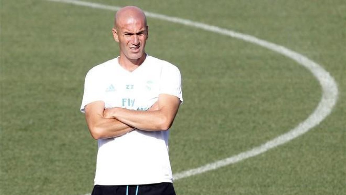 Zinedine Zidane durante el entrenamiento de este sábado en la ciudad deportiva del Madrid-AJAVIER LÓPEZ (EFE)