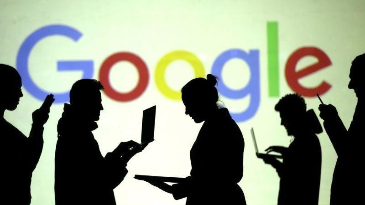 Siluetas ante el logo de Google.-DADO RUVIC (REUTERS)