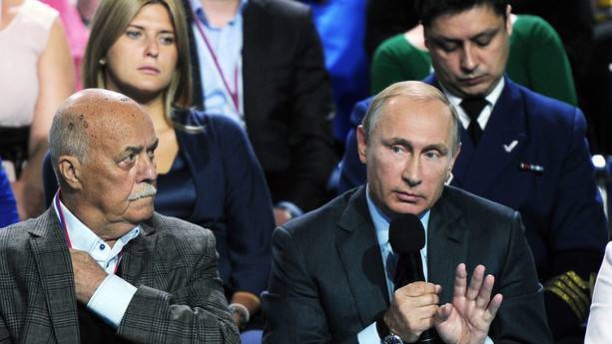 Putin habla al público durante un encuentro con simpatizantes este lunes en Moscú.-Foto: AP / MIKHAIL KLIMENTYEV
