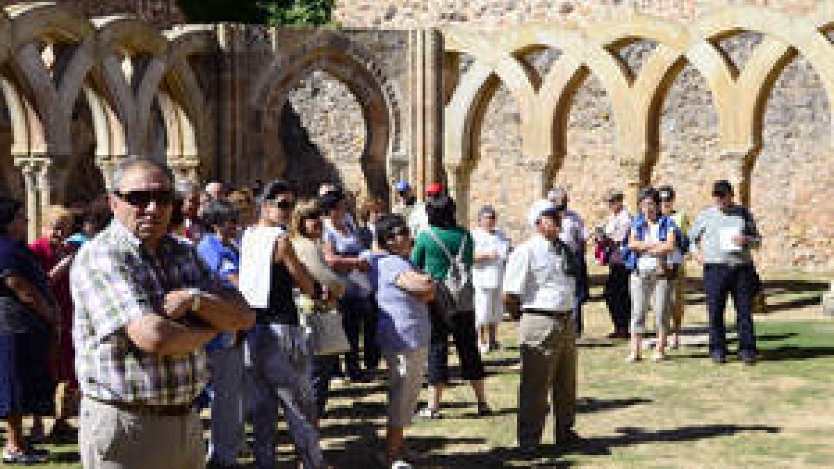 Turistas en los Arcos de San Juan de Duero. / U. S. -