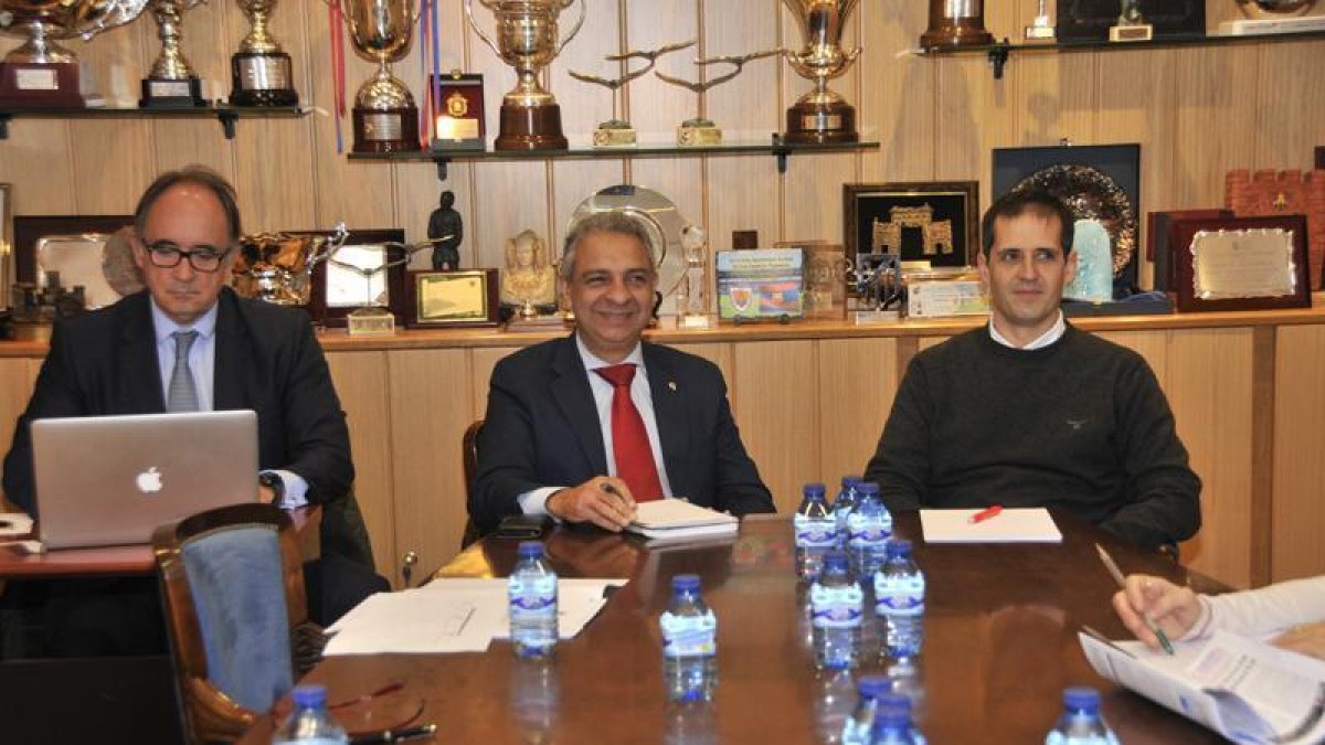 Moisés Israel, en el centro de la imagen, y Francisco Velázquez a la derecha en la Junta de noviembre.-Valentín Guisande